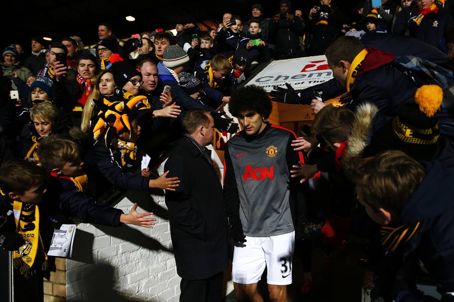 Fellaini entra in campo, i tifosi del Cambridge lo salutano e scattano foto. Getty